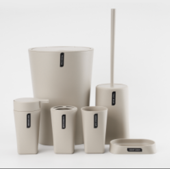 SET X 6 DE BAÑO DISPENSER, PORTA CEPILLO, VASO, JABONERA, CEPILLO DE INODORO Y CESTO DE BASURA COLOR: BEIGE