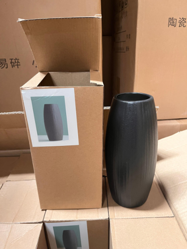 JARRON DE CERAMICA RALLAS NEGRO TAMAÑO: 22.5*6.5*8.5CM