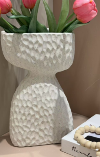 JARRON RUNA DE CERAMICA CREMA TAMAÑO: 16*7.5*27CM