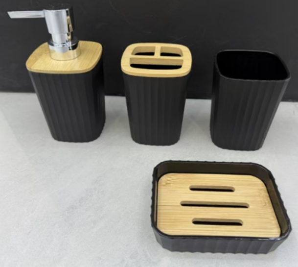 SET X 4 DISPENSER VASO JABONERA Y PORTA CEPILLO DE PLASTICO NEGRO ACANALADO Y BAMBU 300ML